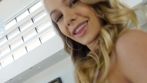 GirlCum.com: Naomi Swann has a taste for squirt